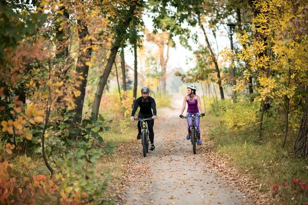 Casal de ciclismo ao ar livre — Fotografia de Stock