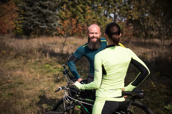 Pareja de ciclistas en el parque de otoño — Foto de stock gratis