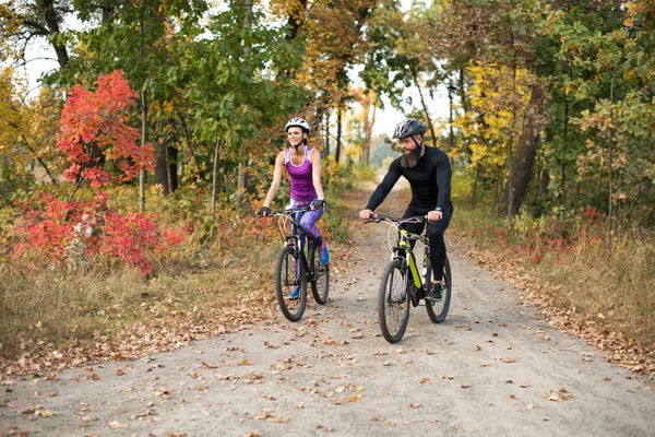 Люди катаються на велосипеді в осінньому парку — стокове фото