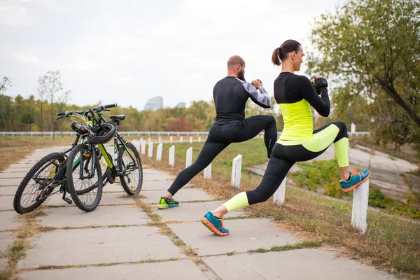 自転車準備運動までのカップル — ストック写真