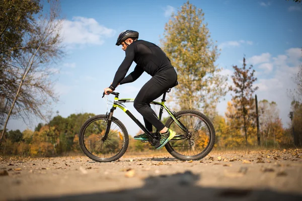 Skäggig man cykla i park — Stockfoto