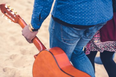 Kadınla yürümek Gitar taşıyan adam