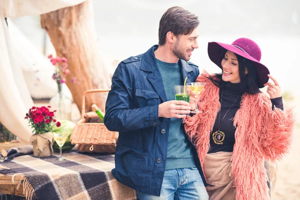 Pareja feliz joven en picnick al aire libre —  Fotos de Stock