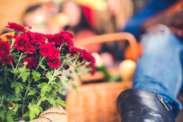 ดอกไม้สีแดงที่สวยงามในผ้ากระสอบ — ภาพถ่ายสต็อกฟรี