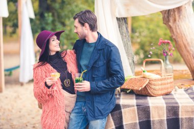 Açık havada picnick genç mutlu çifte