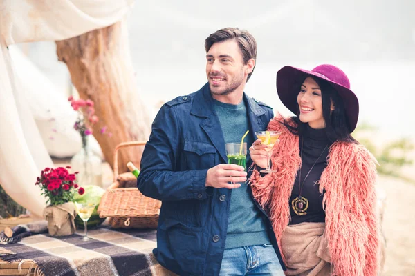 Jonge gelukkige paar op alfresco picnick — Gratis stockfoto