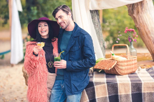 Fiatal boldog pár a szabadban picnick — ingyenes stock fotók