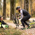 Mann repariert Fahrrad im Park