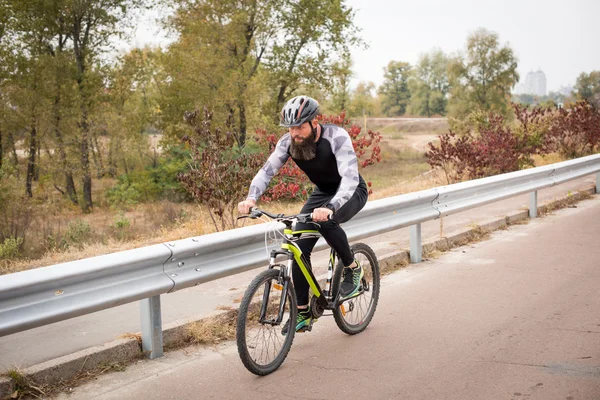 Hombre ciclismo en el parque de otoño — Foto de Stock