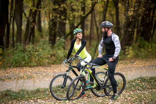 Ciclistas com bicicletas no parque de outono — Fotografia de Stock