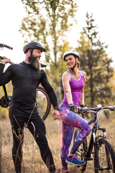 Paar lachende fietsers in park — Stockfoto