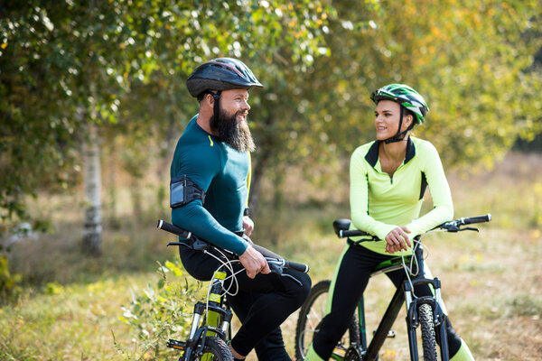 Двое велосипедистов отдыхают в парке
