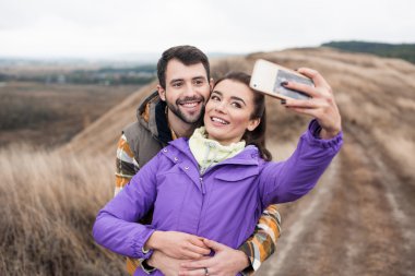 Çift alarak selfie kırsal yolu üzerinde