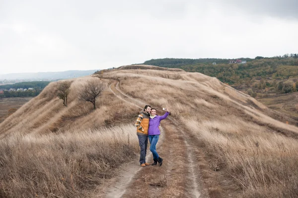 Couple taking selfie on rural path — ストック写真