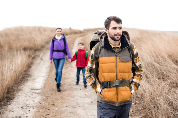 Man with wife and son backpacking — Stock fotografie