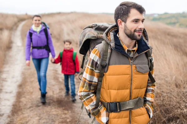 Man with wife and son backpacking — Stockfoto