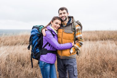 sırt çantaları ile mutlu genç Çift