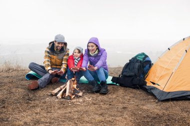 Mutlu aile yanan ateşi arıyorsunuz