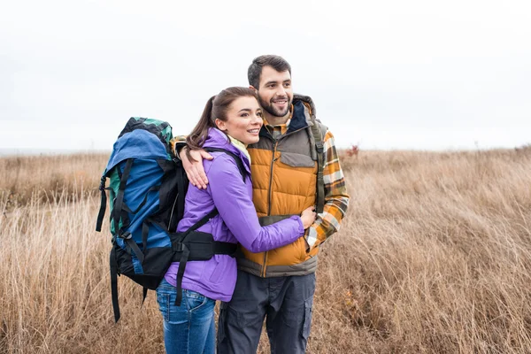 Happy young couple with backpacks — Stock Photo, Image