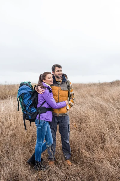 Jovem casal feliz com mochilas — Fotografia de Stock