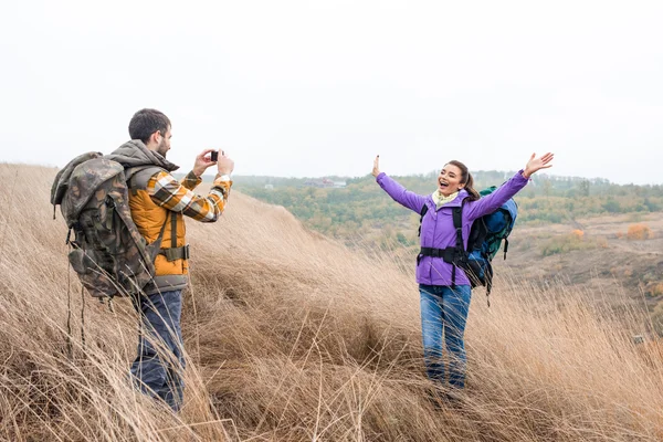 Hombre fotografiando mujer durante el recorrido a pie — Foto de Stock