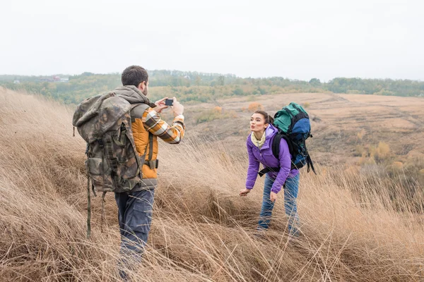 Bărbat fotografiind o femeie în timpul unui tur de mers — Fotografie, imagine de stoc