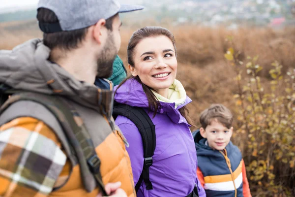 Famille heureuse avec sacs à dos — Photo