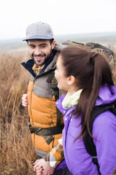 Happy young couple with backpacks — Stock Photo, Image