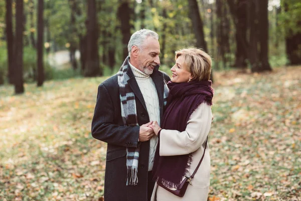 Hermosa pareja en el parque de otoño — Foto de Stock