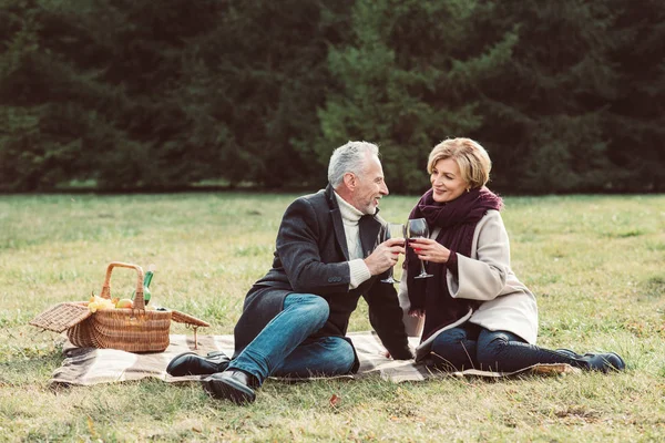 Coppia sorridente che tiene bicchieri di vino — Foto Stock