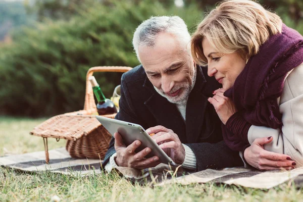 Uśmiechający się para za pomocą cyfrowego tabletu — Zdjęcie stockowe