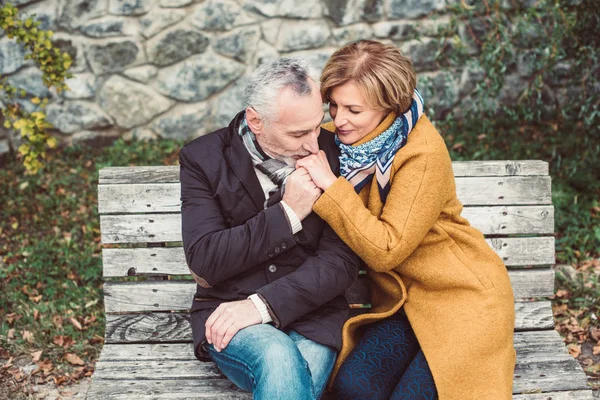 Belo casal sentado no banco — Fotografia de Stock