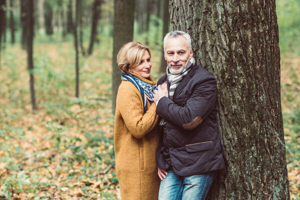 Красивая зрелая пара в осеннем парке
