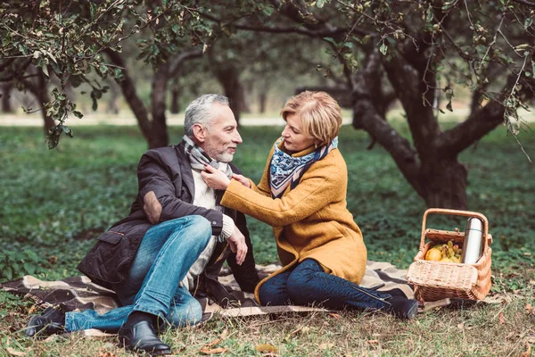 Belo casal maduro no parque — Fotografia de Stock