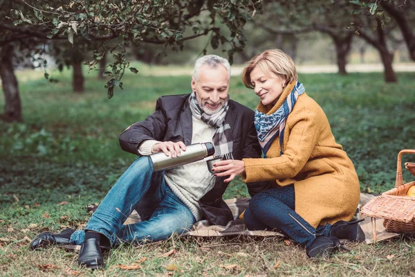 Olgun çift parkta çay içme — Stok fotoğraf