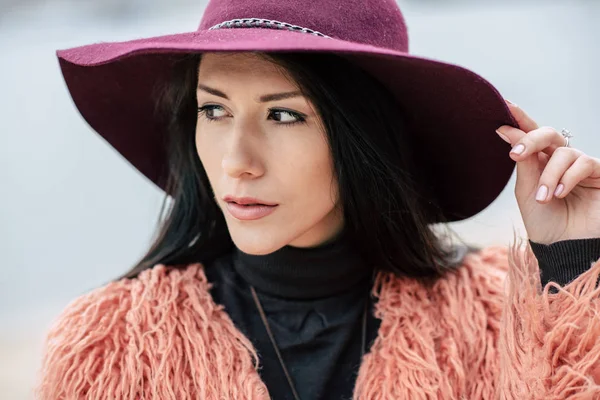 Belle femme souriante dans le chapeau — Photo