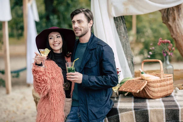 Pareja feliz joven en el picnic al aire libre — Foto de Stock