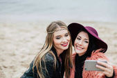 Krásné usměvavé ženy užívající selfie