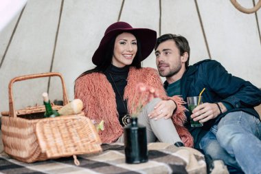 Çift piknik şemsiyesi altında