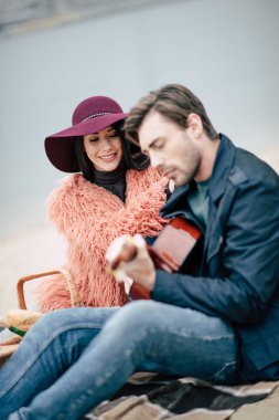 Adam açık havada pikniğinde gitar çalmak