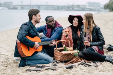 Mutlu arkadaş açık havada piknik gitar grubu
