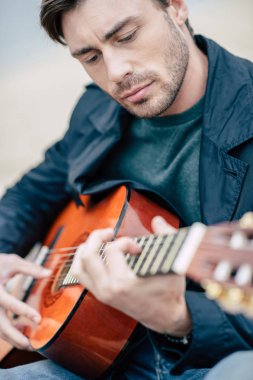 yakışıklı adam gitar çalmak