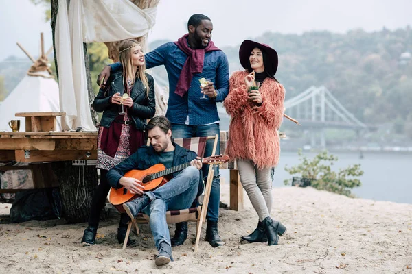 Glada unga människor på picknick — Stockfoto