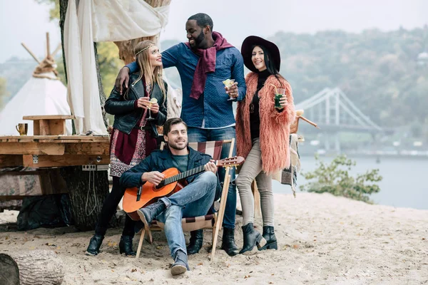 Glada unga människor på picknick — Stockfoto