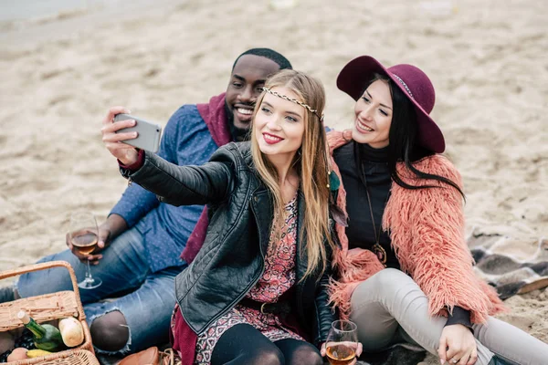 Glada människor tar selfie på picknick — Stockfoto
