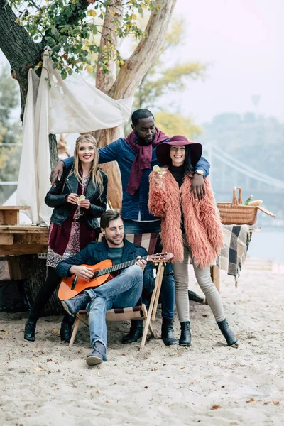 Glückliche junge Leute beim Picknick — Stockfoto