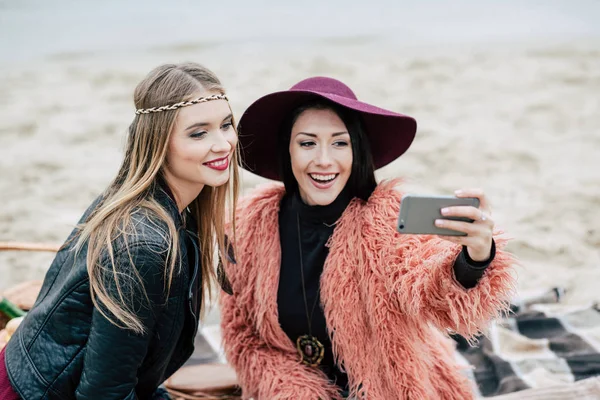 Mulheres sorridentes bonitas tomando selfie — Fotografia de Stock