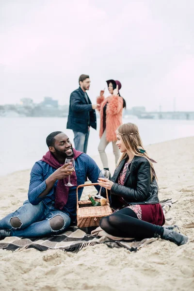 Hermosa pareja romántica en el picnic — Foto de Stock