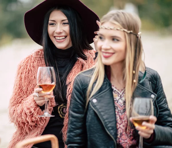 Mujeres jóvenes felices con gafas — Foto de Stock