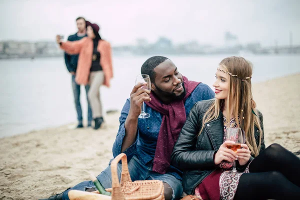 Krásný romantický pár na pikniku — Stock fotografie